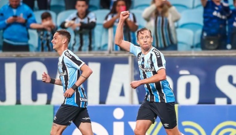 Grêmio derrota CSA, permanece em 2º e fica mais próximo do acesso