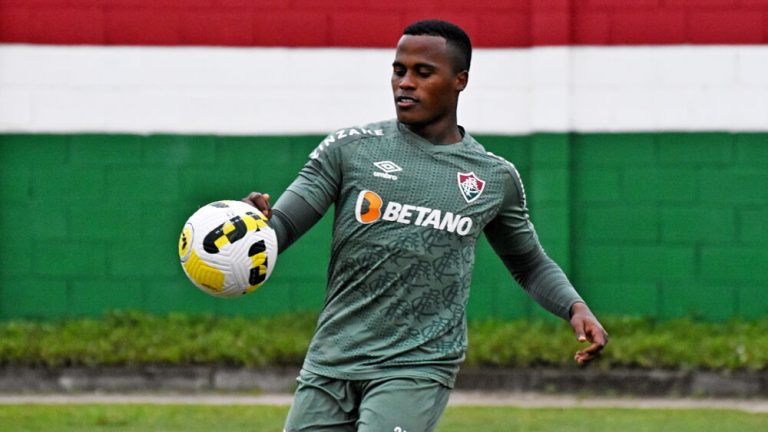 Fernando Diniz deve mudar time do Flu para confronto contra Atlético-GO