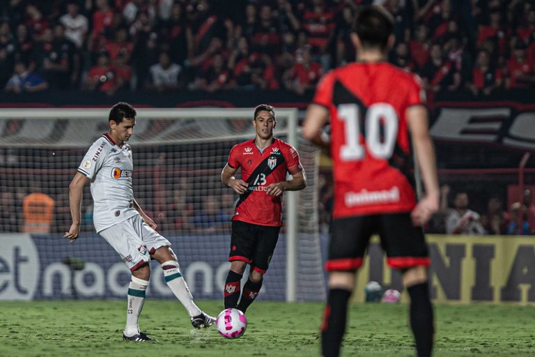 Atlético-GO vence de virada, e Fluminense desperdiça chance de ser vice