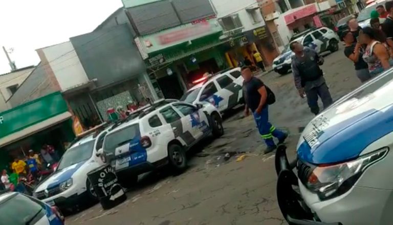 Homem é assassinado em estúdio de tatuagem na Serra