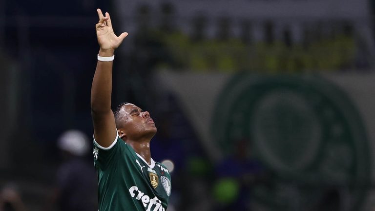 Palmeiras goleia Coritiba em estreia de Endrick e abre 12 pontos na liderança
