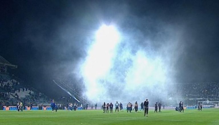 Morte de torcedor e gás lacrimogêneo suspendem jogo em estádio