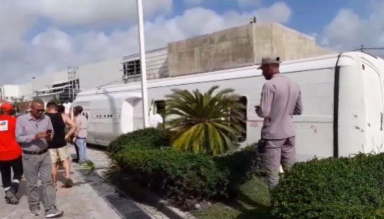 Ônibus com turistas brasileiros tomba e deixa 48 feridos