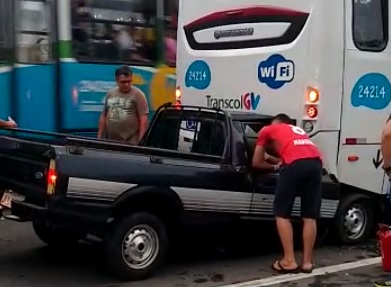 Três pessoas ficam feridas após carro bater em ônibus em Jardim da Penha