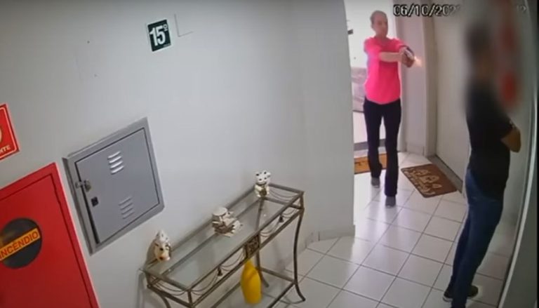 VÍDEO | Mulher atira nas costas do namorado após discussão