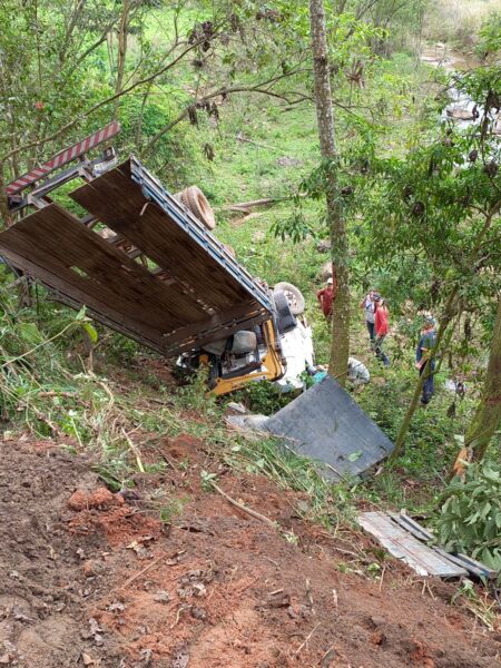Acidente com caminhão deixa duas pessoas feridas na Região Serrana do ES