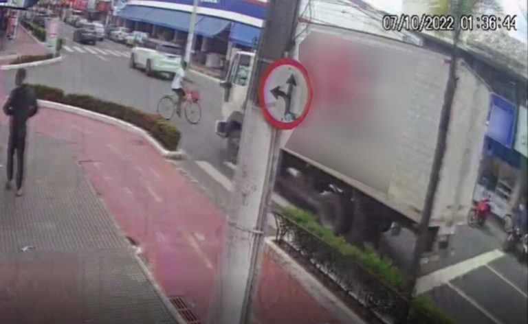 Ciclista é atropelada por caminhão no centro de Vila Velha