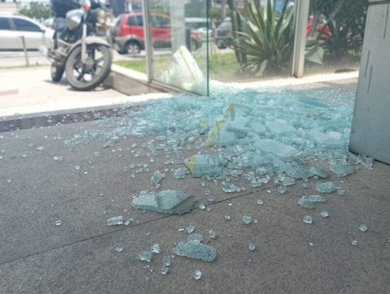 Empresário é ferido na perna ao trocar tiro com bandido durante assalto em banco