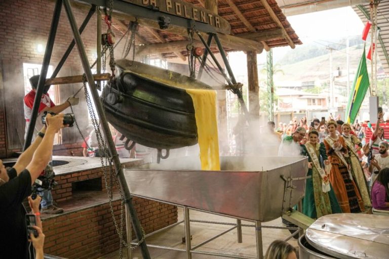 Festa da Polenta: Oito toneladas de polenta em festa nas montanhas