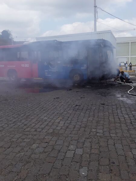 Ônibus pega fogo em pátio de cooperativa no Sul do ES