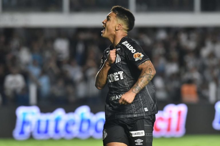 Santos goleia Juventude e afasta risco de queda no Brasileirão