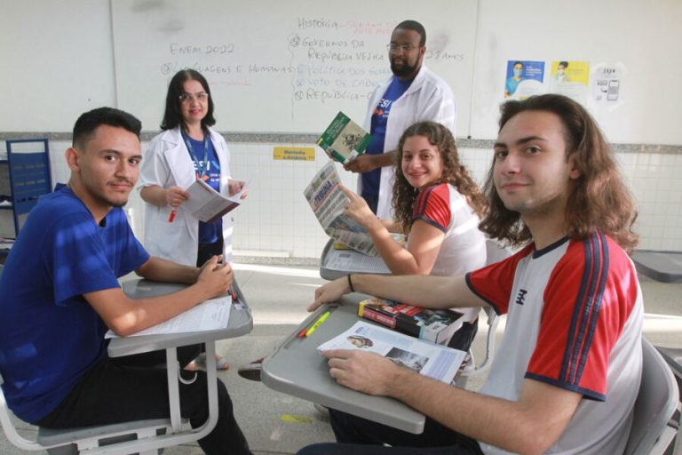 Hoje tem caderno de Português no jornal A Tribuna