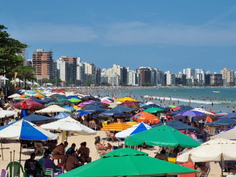 Semana do “saco cheio” em Minas Gerais lota praias de Guarapari