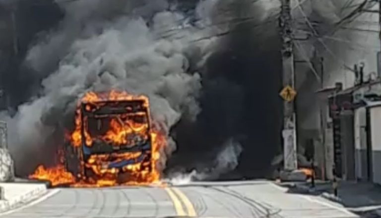 Guarda apreende adolescentes suspeitos de colocar fogo em ônibus de Vitória