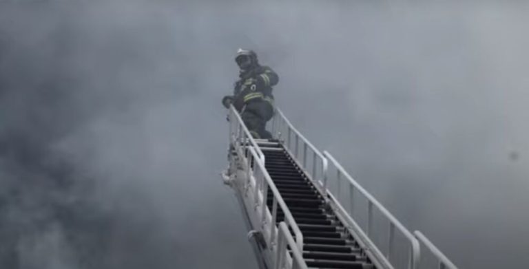 Escada de caminhão se rompe e deixa três bombeiros feridos