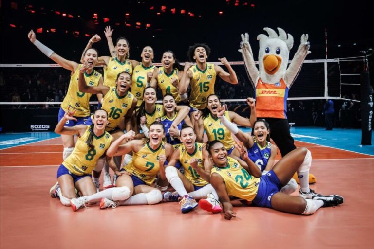 Brasil bate Itália e fica a um jogo do inédito título mundial de vôlei