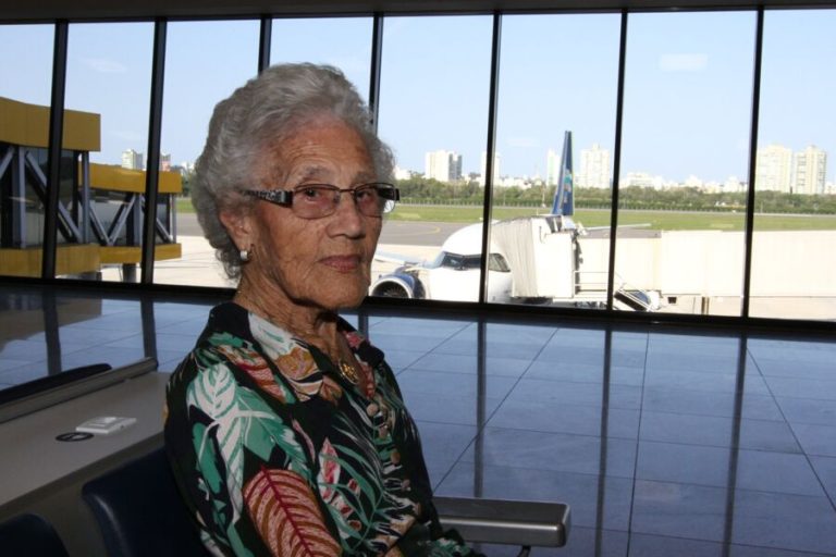Dona Izaura fez 1ª viagem de avião aos 100 anos