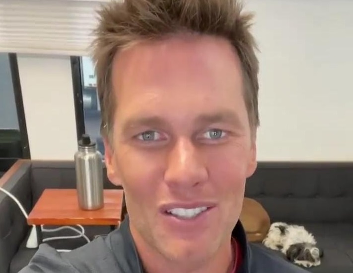 Tom Brady vai sozinho a casamento de amigo