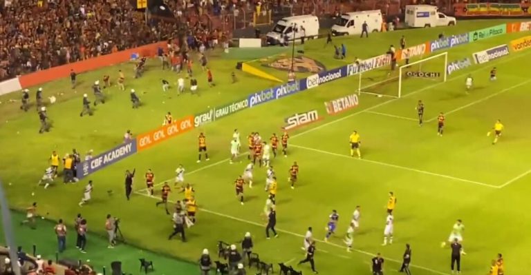 Campo invadido: Diretor do Vasco revela jogadores agredidos e drama