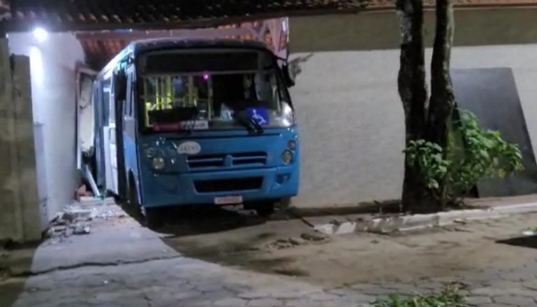 Micro-ônibus invade casa ao perder controle na descida de ladeira