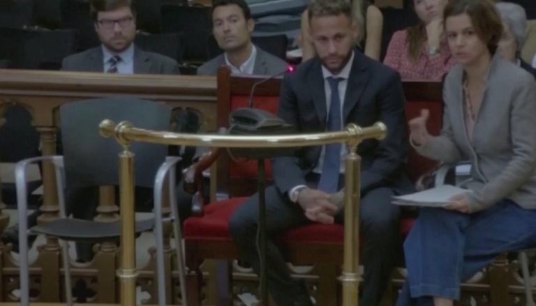 Em tribunal, Neymar diz que assinava os documentos que seu pai pedia