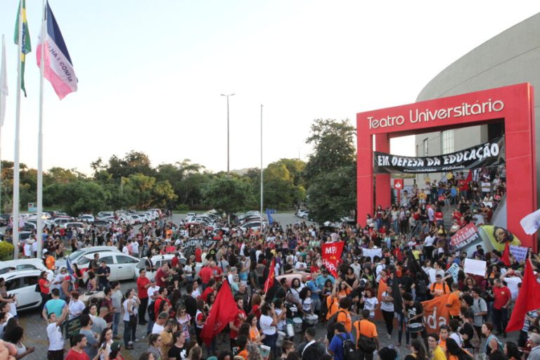 Servidores públicos e estudantes anunciam manifestação em Vitória nesta terça