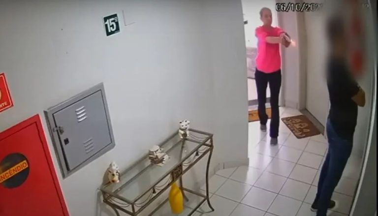 Mulher acusada de atirar no namorado se entrega à polícia