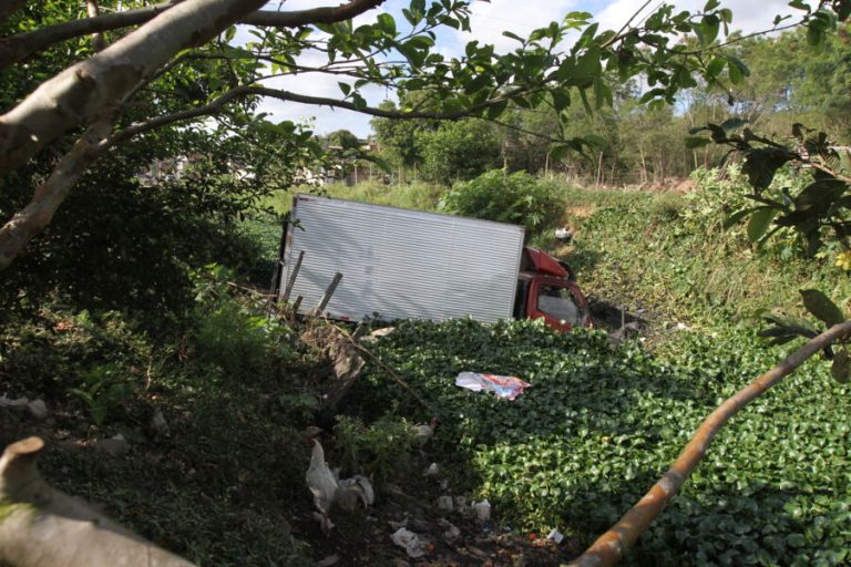Suspeitos roubam caminhão, sofrem acidente e caem dentro de valão na Serra