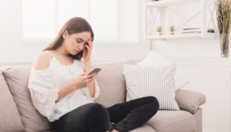 Jovens estão ansiosos, cansados e passam muito tempo na internet, diz estudo