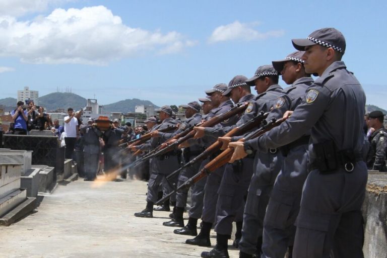 Especialistas defendem leis mais rígidas para quem atirar em policiais