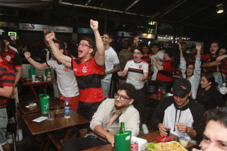 Rubro-negros encaram chuva em Vitória para ver o Flamengo campeão