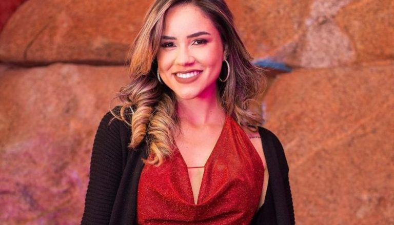 Idoso morre após ser atropelado por cantora na porta de casa