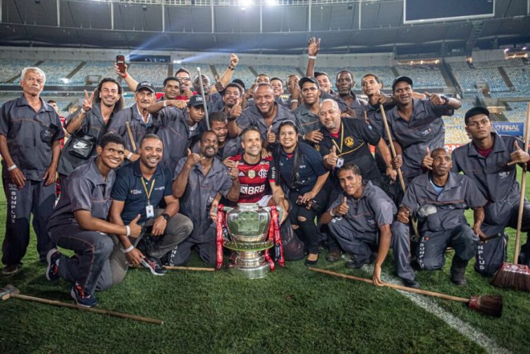 Diego Ribas comemora título da Copa do Brasil com funcionários do Maracanã