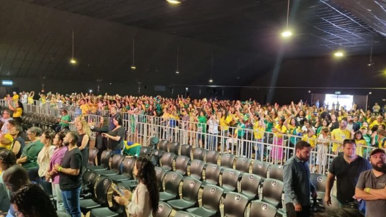 “Mulheres com Bolsonaro” começa com culto antes da chegada de Michelle e Damares