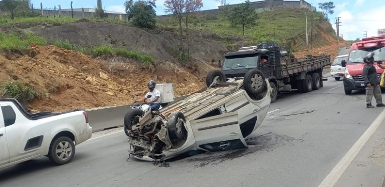 Carro capota após acidente na Rodovia do Contorno