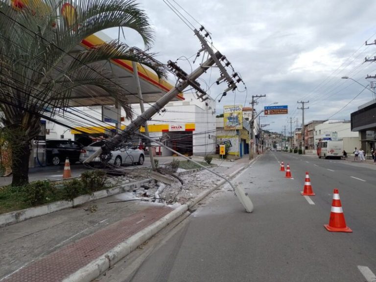 Motorista fica ferido após colidir contra poste em Vitória