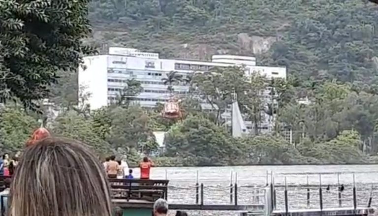 Helicóptero cai em lagoa e cinco pessoas são resgatadas