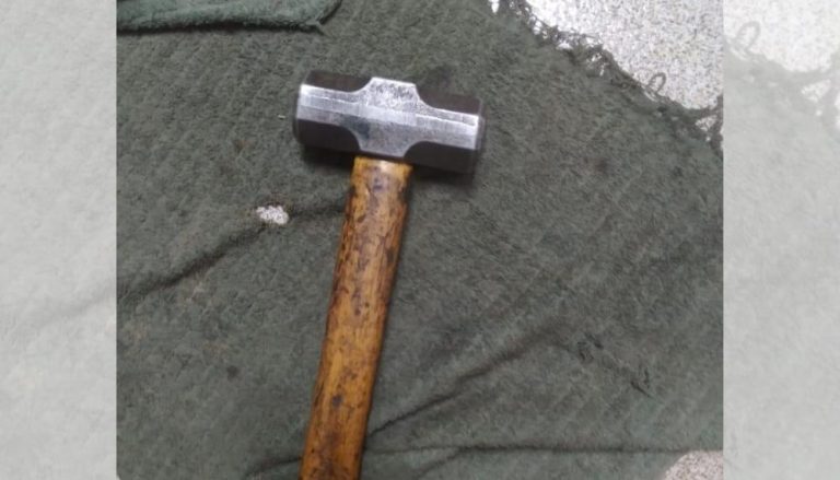 Homem é detido após agredir esposa com marretadas na frente da filha