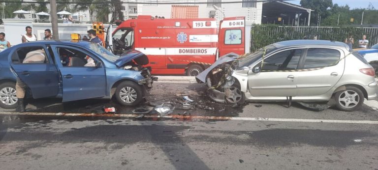 Motorista perde o controle, invade contramão e bate de frente com carro