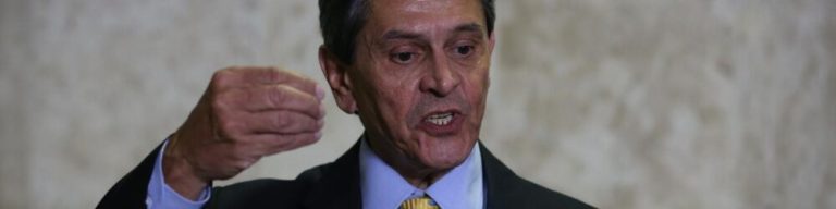 Roberto Jefferson se entrega após jogar granada e atirar contra policiais