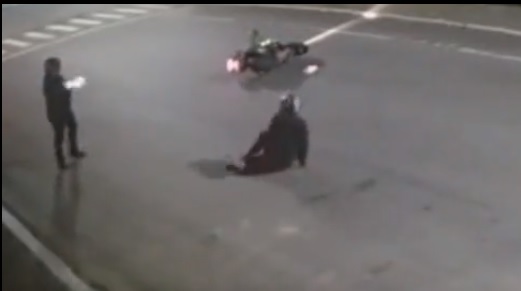 Motociclista toma arma de ladrão e atira contra ele durante assalto