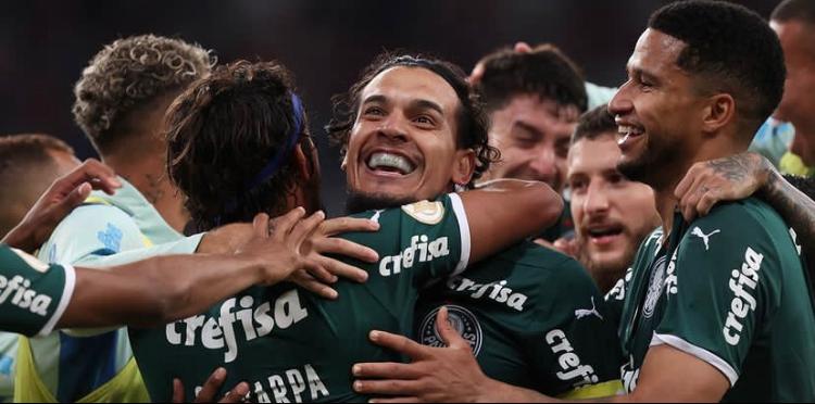 Palmeiras supera Athletico-PR e coloca uma mão na taça do Brasileiro