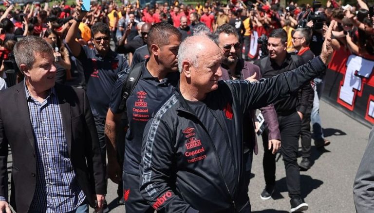 Furacão embarcou para Guayaquil nos braços da torcida para final da Libertadores
