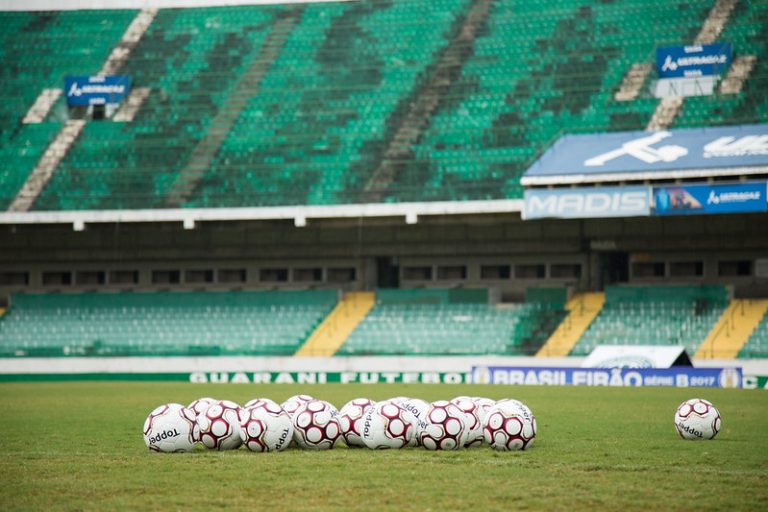 Atriz posta vídeo pornô gravado no estádio do Guarani; clube investiga