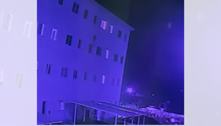Menina fica pendurada em janela de prédio e cai do 3º andar