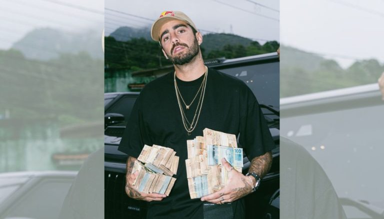 Pedro Scooby rebate críticas por foto com maços de dinheiro
