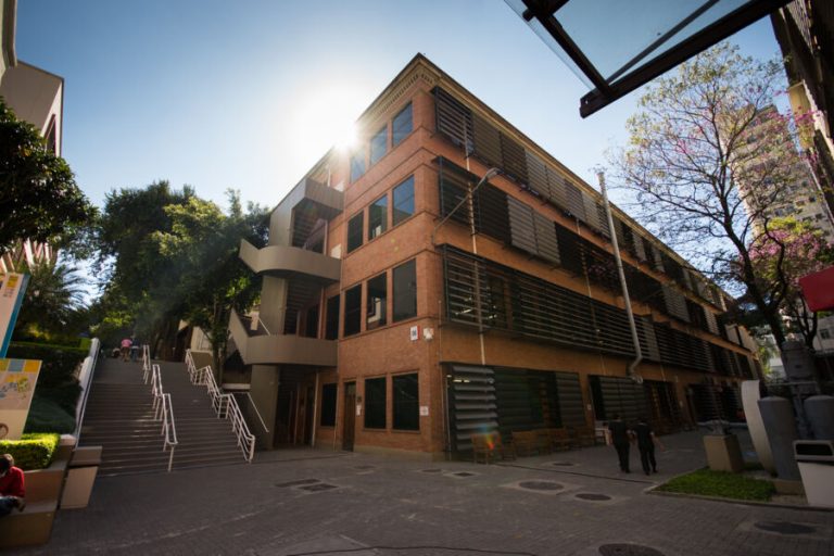 “Em nome de Bob Jeff, levarei meu fuzil”, diz aluno de universidade particular