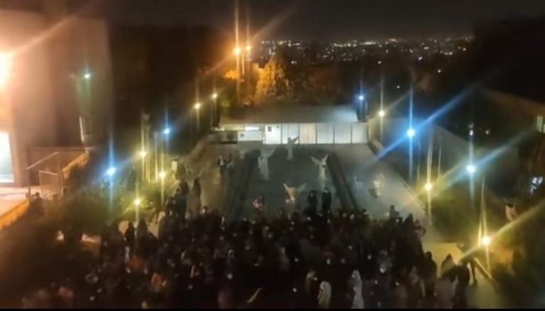 Protestos no Irã aumentam em meio a funerais de mortos