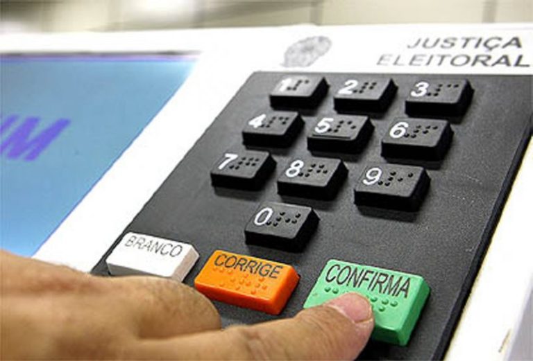 Crime eleitoral: pedir voto e publicar santinhos nas redes sociais é proibido
