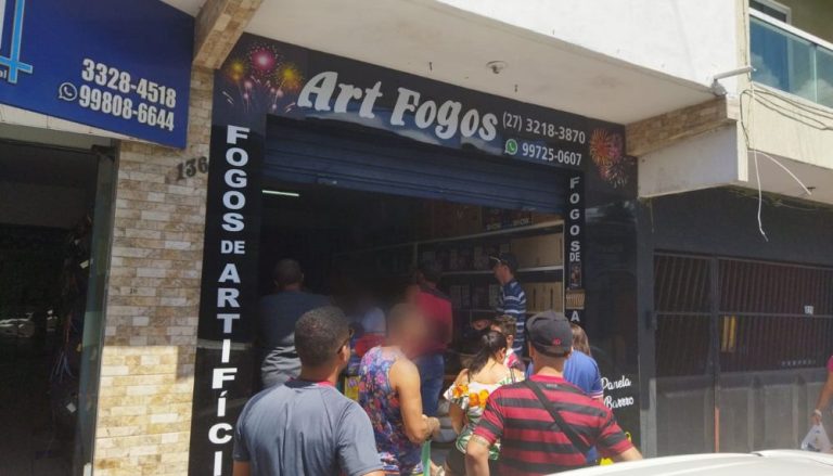 Capixabas enfrentam fila em loja de fogos para garantir festa na Libertadores